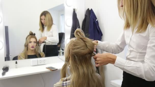 Cabeleireiro menina fazendo penteado . — Vídeo de Stock