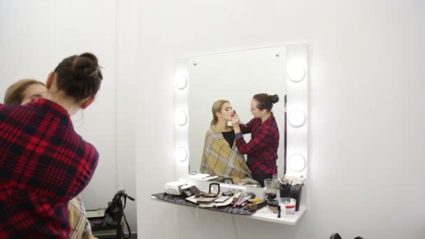 Make-up artist doen make-up. — Stockvideo
