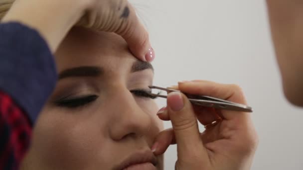 Maquilleuse faisant du maquillage . — Video