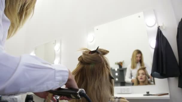 Девушка парикмахер делает прическу . — стоковое видео