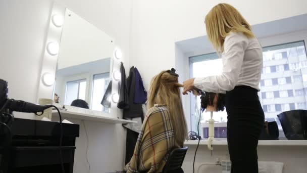 Cabeleireiro menina fazendo penteado . — Vídeo de Stock