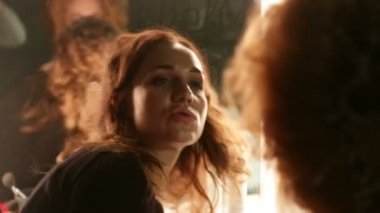 Makyöz makyaj kız uygulamak.