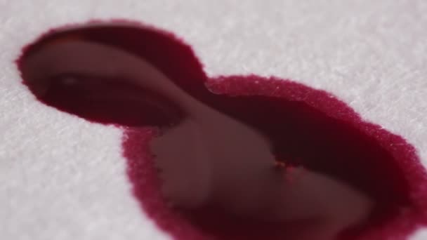 Ein Tropfen Blut fällt auf ein leeres Blatt Papier, Makro — Stockvideo