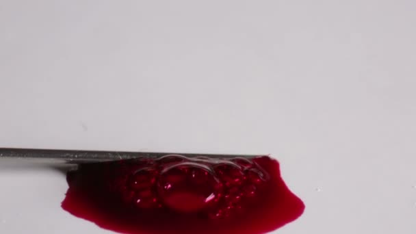 Blut fließt aus Spritze auf weißem Hintergrund. — Stockvideo