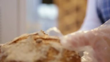 Fırıncı ekmek onun mağaza raflarında koyar.