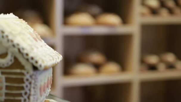 El panadero pone pan en los estantes de su tienda — Vídeos de Stock