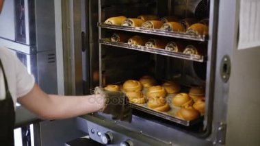 Mutfak alt Çörekler fırından dışarı alır.