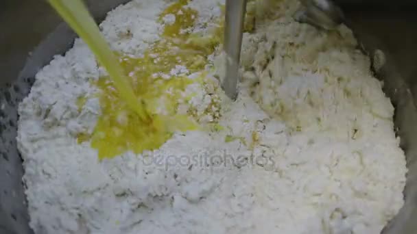 Grote mixer mengt de bloem in brood deeg. — Stockvideo