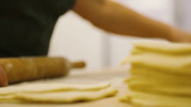 Mutfak alt hamur çörekler için hazırlar..