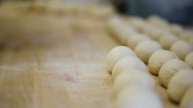 Mutfak alt hamur çörekler için hazırlar..