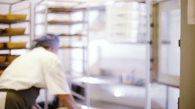 Şef sıcak ekmek fırın dan alır..