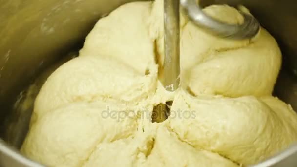 Large mixer mixes the flour in bread dough. — Stock Video