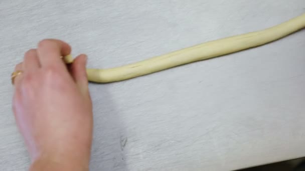 Как приготовить булочки с корицей . — стоковое видео