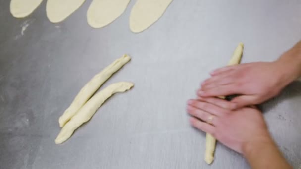 Cómo preparar rollos de canela. . — Vídeo de stock