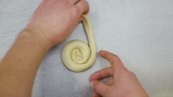 How to prepare cinnamon rolls. — Stock Video