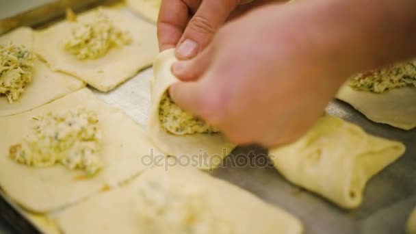 Koken voorbereiden broodjes met kaas. — Stockvideo