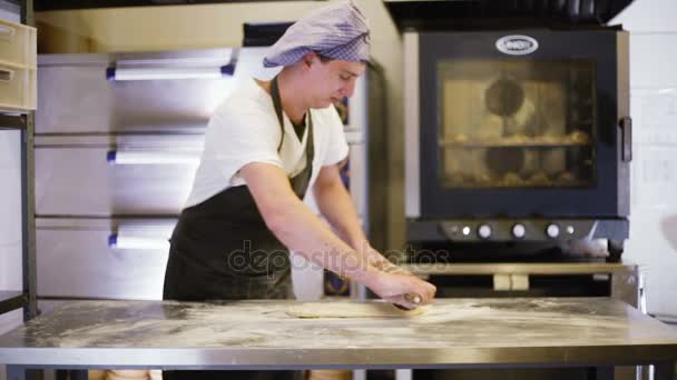 Cook hace una gran masa de pastel para rollos . — Vídeo de stock