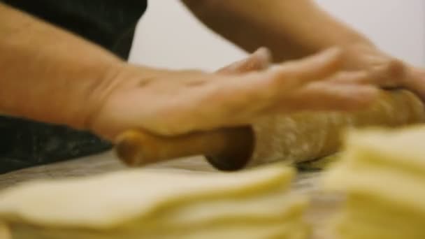 Konyhai dolgozó készül a tészta zsemle. — Stock videók