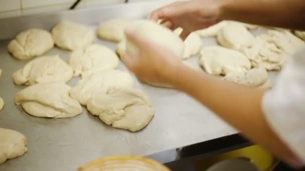 Cozinheiro prepara o pão sem fermento . — Vídeo de Stock