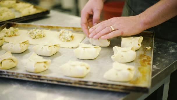 Cook preparing buns with cheese. — Stock Video