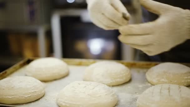 Cocine haciendo cortes en el pan antes de hornear — Vídeos de Stock