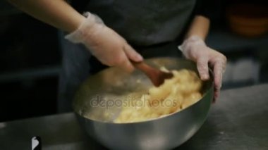 Pudra kurabiye hamuru bir kabın içinde karıştırın.