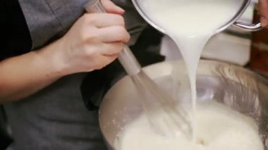 Böreği hamur karışımları ve süt içine dökülen