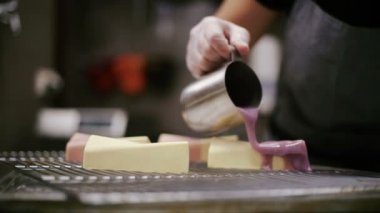 Pudra karamel şurup cheesecake dökülen