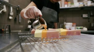 Pudra karamel şurup cheesecake dökülen