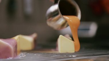 Pudra karamel şurup cheesecake dökülen