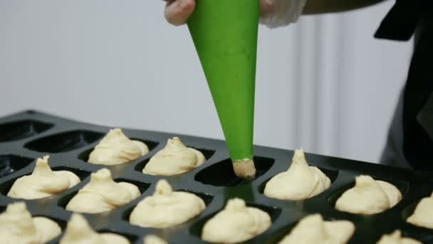 Pasticceria riempie stampi per pasta pasticcera . — Video Stock