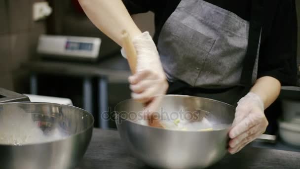 Pasticcere mescolare la pasta biscotto in una ciotola . — Video Stock
