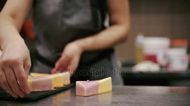 Pastelero pone tarta de queso en un plato — Vídeos de Stock
