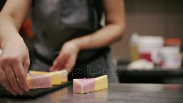 Il pasticcere mette la torta di formaggio su un piatto — Video Stock