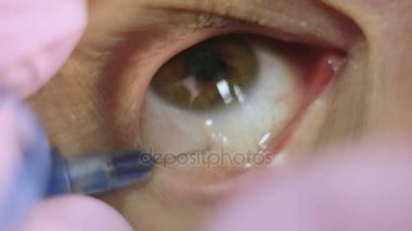 göz küresi dövme dövme sanatçısı yapar