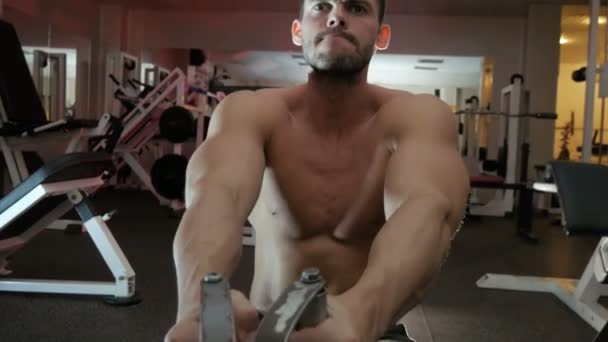 Bodybuilder trekt gewicht op zichzelf — Stockvideo