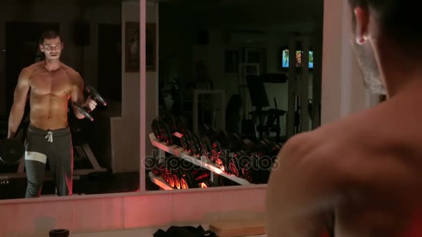 健美者摇他的手臂肌肉 — 图库视频影像