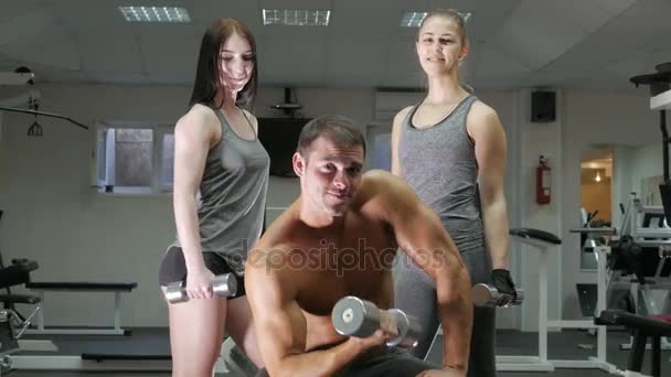Bodybuilder e ragazze mani allenate — Video Stock