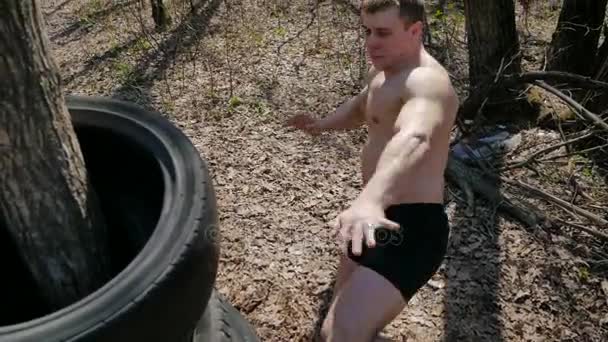 Kickboxer splňuje kop v lese — Stock video