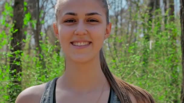 Ο αθλητής κορίτσι χαμογελά — Αρχείο Βίντεο