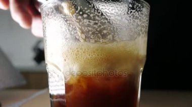 Gazlı bir kahve Barista yapar