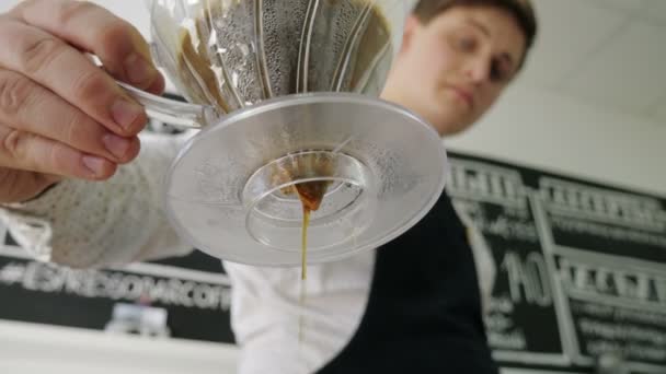 Barista faz café usando o filtro — Vídeo de Stock