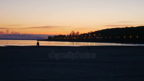 Hermoso atardecer en la playa. — Vídeos de Stock