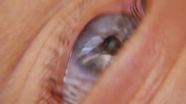 Menschliche Augen mit Kontaktlinse — Stockvideo