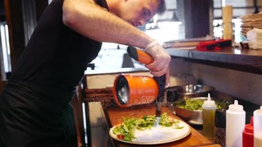 Genç modern aşçı ile gaz yakıcı bir yemek kadar ısıtır