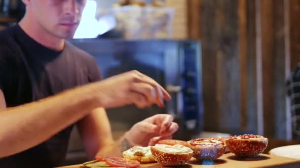 Ein moderner Koch bereitet köstliche amerikanische Hamburger zu — Stockvideo
