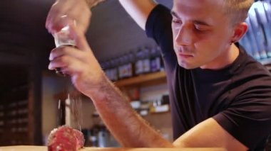 Genç Şef tuz sulu bir et parçası
