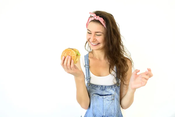 güzel hippi kız hamburger elinde tutan ve gülümseyerek. Beyaz arka plan üzerinde izole modeli