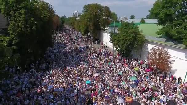 La procesión de la Iglesia ortodoxa ucraniana del Patriarcado de Moscú — Vídeo de stock