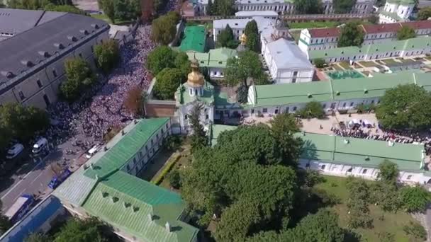 De processie van de Oekraïens-orthodoxe kerk van het patriarchaat van Moskou — Stockvideo